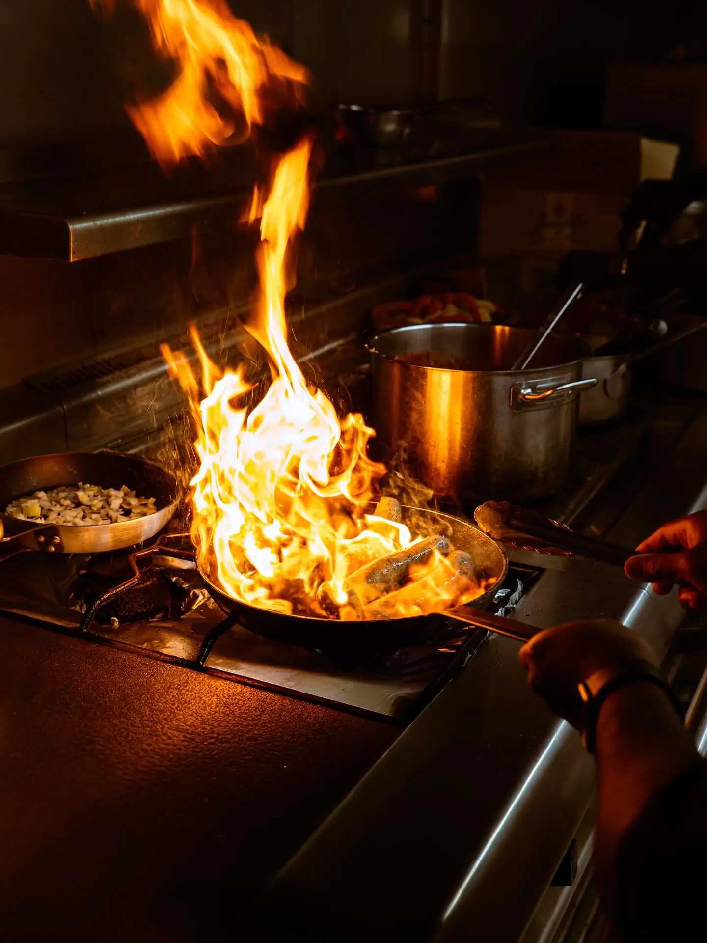 Une poêle qui flambe sur le piano de la cuisine
